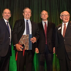 Larry Summers accepts the Whitehead Award at the 2017 Gala