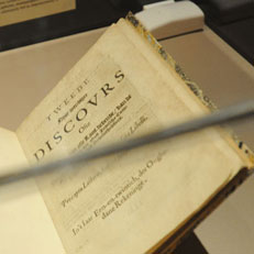 Tweede book display in Actien Handel exhibit.