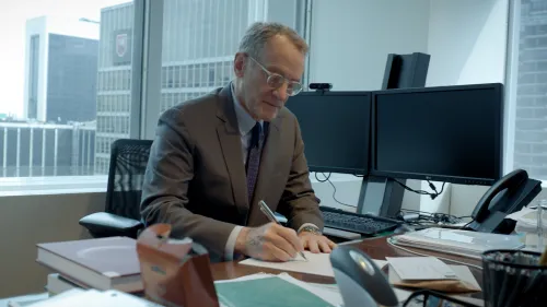 Howard Marks signs a bound set of his memos for the Museum of American Finance.