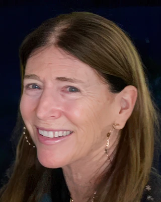 Photo of Lynn O'Mealia