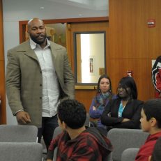 Linebacker Andra Davis speaks with students from the Title 1 Program. Photo courtesy of Elsa Ruiz.